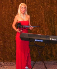Olena Violinist/singer